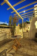 Leonardos Apartments