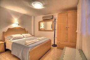 Leonardos Apartments