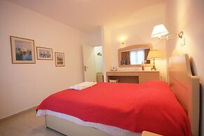 Leonardos Apartments