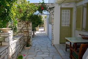 Leonardos Apartments