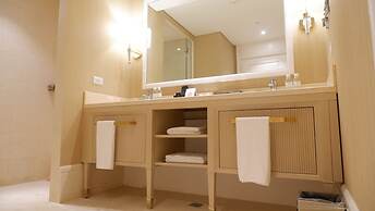 Royce Hotel & Casino