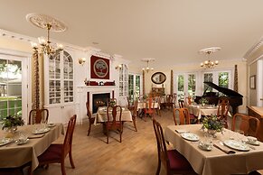 The Oakwood Inn – Adults Only