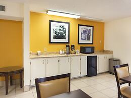 Days Inn & Suites by Wyndham Brewton