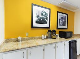 Days Inn & Suites by Wyndham Brewton