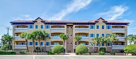 Deluxe Condo at the heart of Main Beach by RedAwning