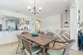 South Fletcher Spacious Family Friendly Home by RedAwning