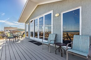 South Fletcher Spacious Family Friendly Home by RedAwning