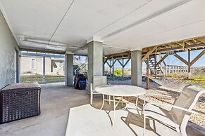 South Fletcher Spacious Family Friendly Home by RedAwning