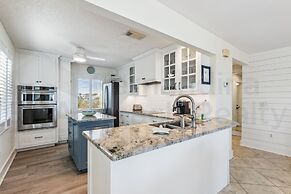 South Fletcher Spacious Family Friendly Home by RedAwning