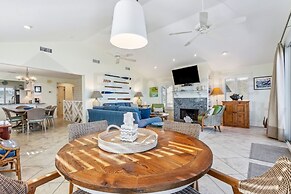 South Fletcher Spacious Family Friendly Home by RedAwning