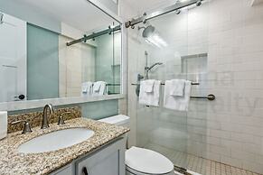 South Fletcher Spacious Family Friendly Home by RedAwning