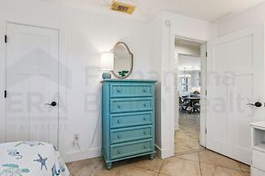 South Fletcher Spacious Family Friendly Home by RedAwning