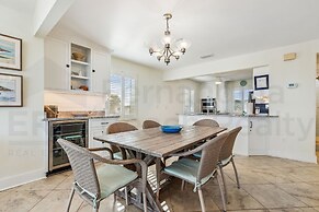 South Fletcher Spacious Family Friendly Home by RedAwning