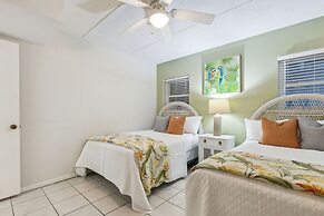 Condo with Atlantic View from Private Patio, Short Walk to the Beach b