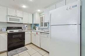 Condo with Atlantic View from Private Patio, Short Walk to the Beach b