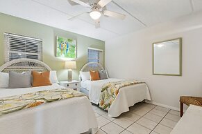 Condo with Atlantic View from Private Patio, Short Walk to the Beach b