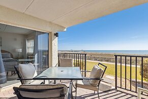 Condo with Atlantic View from Private Patio, Short Walk to the Beach b