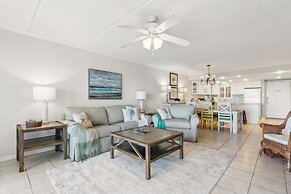 Condo with Atlantic View from Private Patio, Short Walk to the Beach b