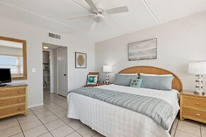 Condo with Atlantic View from Private Patio, Short Walk to the Beach b