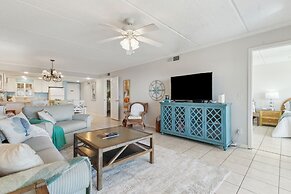 Condo with Atlantic View from Private Patio, Short Walk to the Beach b