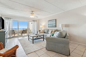Condo with Atlantic View from Private Patio, Short Walk to the Beach b