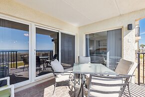 Condo with Atlantic View from Private Patio, Short Walk to the Beach b