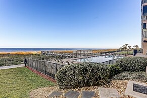 Condo with Atlantic View from Private Patio, Short Walk to the Beach b