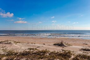 Gorgeous Oceanfront Views Condo with On Site Pool and Fully Covered Pa