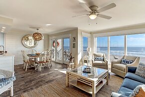Gorgeous Oceanfront Views Condo with On Site Pool and Fully Covered Pa
