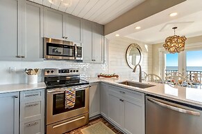 Gorgeous Oceanfront Views Condo with On Site Pool and Fully Covered Pa