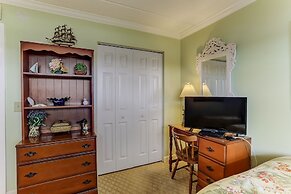 Tastefully Decorated Condo with Scenic Beach Views by RedAwning