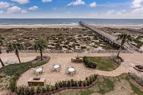 Tastefully Decorated Condo with Scenic Beach Views by RedAwning