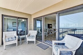 Upper unit Overlooking the Beautiful Outdoor Space and Pier by RedAwni