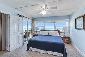 Upper unit Overlooking the Beautiful Outdoor Space and Pier by RedAwni