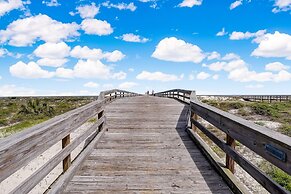 Upper unit Overlooking the Beautiful Outdoor Space and Pier by RedAwni