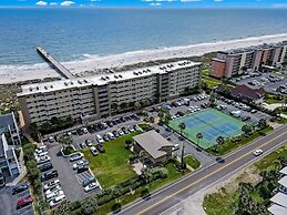 Upper unit Overlooking the Beautiful Outdoor Space and Pier by RedAwni