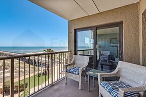 Upper unit Overlooking the Beautiful Outdoor Space and Pier by RedAwni