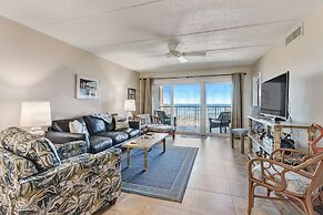 Upper unit Overlooking the Beautiful Outdoor Space and Pier by RedAwni