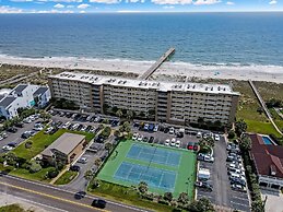Upper unit Overlooking the Beautiful Outdoor Space and Pier by RedAwni