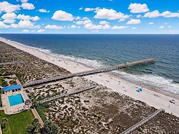Upper unit Overlooking the Beautiful Outdoor Space and Pier by RedAwni