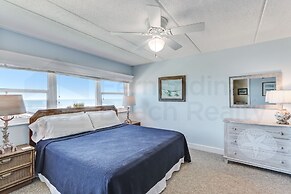 Upper unit Overlooking the Beautiful Outdoor Space and Pier by RedAwni