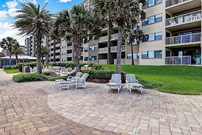 Upper unit Overlooking the Beautiful Outdoor Space and Pier by RedAwni