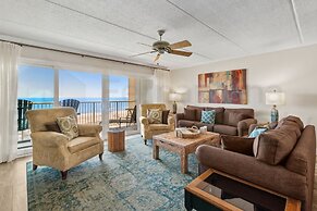 Upper Unit Condo Overlooking Both the Ocean Pier and Swimming Pool by 