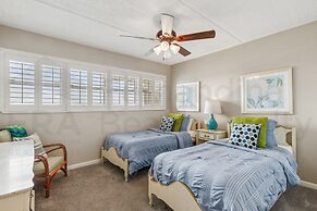 Upper Unit Condo Overlooking Both the Ocean Pier and Swimming Pool by 