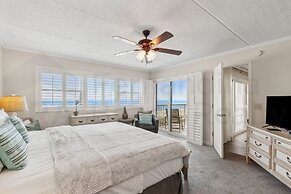 Upper Unit Condo Overlooking Both the Ocean Pier and Swimming Pool by 