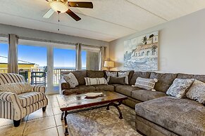 Enchanting Ground Unit Condo Few Steps Away from the Ocean Side by Red