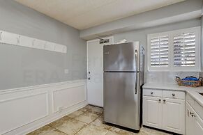 Enchanting Ground Unit Condo Few Steps Away from the Ocean Side by Red