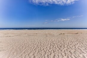 Coastline Condo with private Balcony to Enjoy Views of the Atlantic Oc