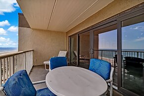 Oceanfront Condo with Beach Access, Pool, and Tennis Court by RedAwnin