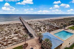 Oceanfront Condo with Beach Access, Pool, and Tennis Court by RedAwnin